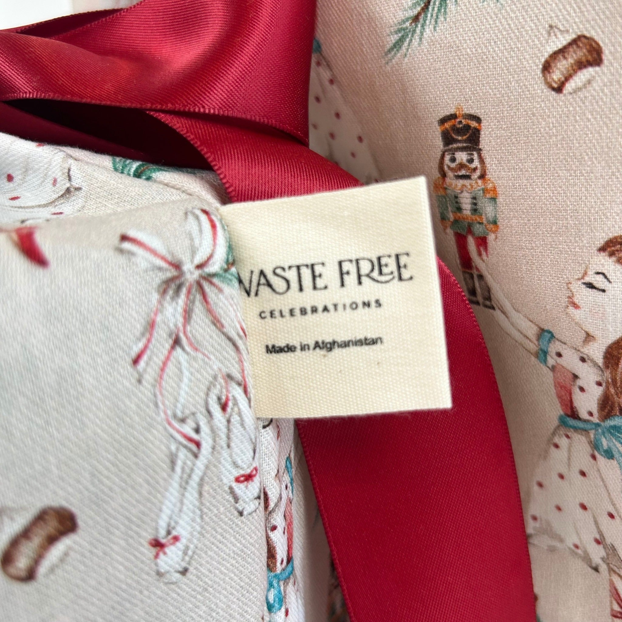 Nutcracker Clara Tanzt (SYO Reusable Gift Bag Set)